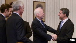 Президент Болгарии Росен Плевнелиев (справа) приветствует сенаторов США. София, 8 июня 2014 года.
