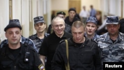 Михаила Ходорковского конвоируют в зал суда. Москва, 2011 год.
