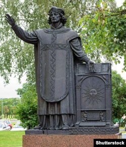 Білорусь. Пам'ятник білоруському першодрукарю Франциску Скорині в місті Ліді