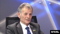 Mustafa Dzhemilev, duke dhënë intervistë për Radion Evropa e Lirë, në Pragë