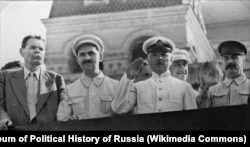 Максим Горький, Лазар Каганович, Климент Ворошилов і Йосип Сталін, 1931 рік