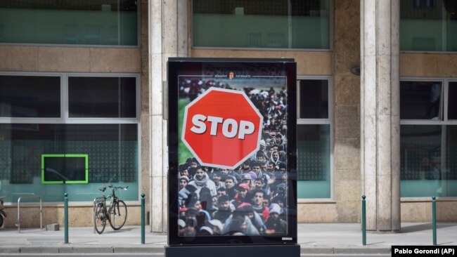 Poster kundër migrantëve në Budapest.