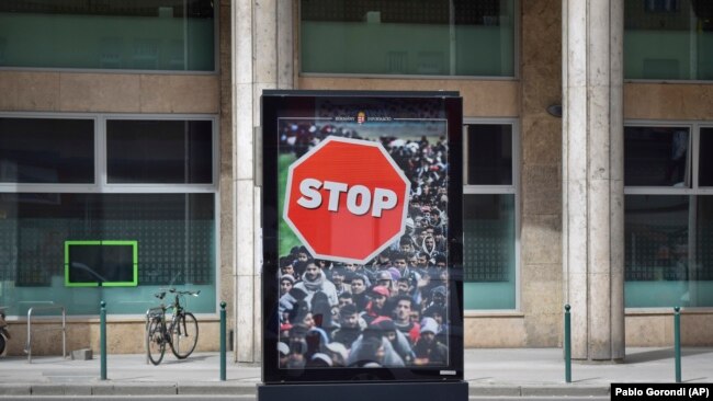 Poster kundÃ«r migrantÃ«ve nÃ« Budapest.