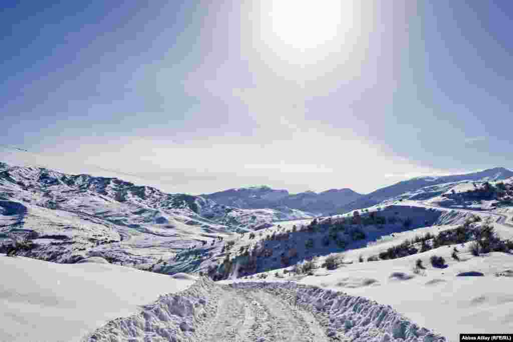 Yolun bəzi hissəsi isə dağın yüksəkliyindən keçir və bu yol qışın oğlan çağlarında demək olar ki, bağlanır.