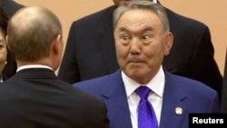 Президент Казахстана Нурсултан Назарбаев приветствует президента России Владимира Путина. Шанхай, 20 мая 2014 года.