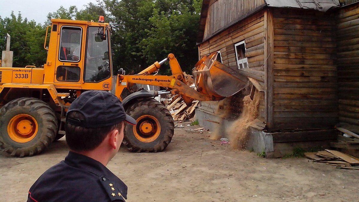 В Татарстане в присутствии ОМОНа с собаками снесли дома цыган