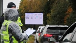 Полицаите регистрират колите, спрени за превишена скорост