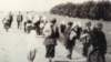 Репродукция с фотографии "Голодные селяне покидают села в поисках еды" (1933 г.) А. Винербергера