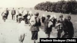 Репродукция с фотографии "Голодные селяне покидают села в поисках еды" (1933 г.) А. Винербергера