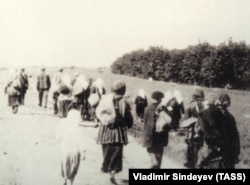 Голодні селяни залишають села в пошуках їжі (1933 рік). Фото А. Вінербергер