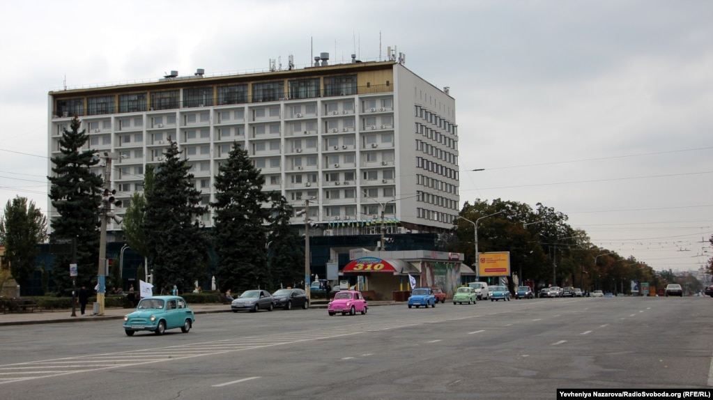 Учасники святкування ювілею «запорожця проїхалися центральним проспектом Запоріжжя