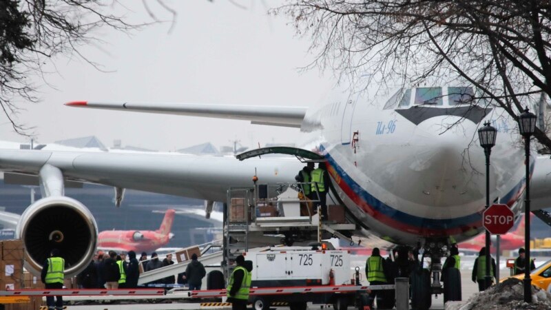 Moskva: Sleteo prvi avion sa proteranim ruskim diplomatama iz SAD-a 