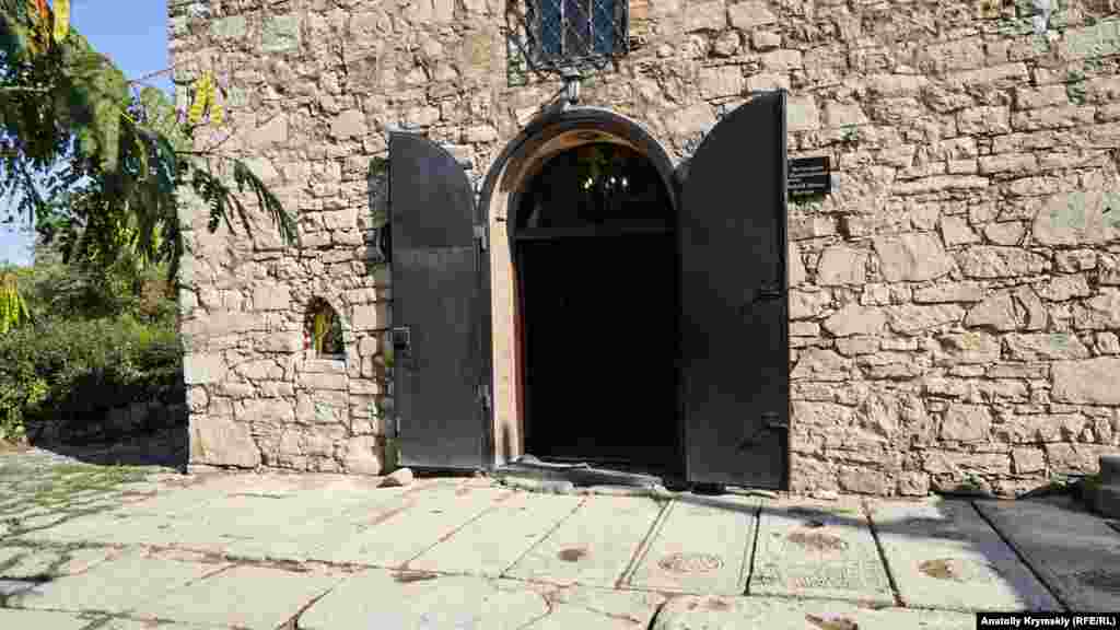 Двор перед церковью Иверской иконы Божией Матери вымощен древними армянскими могильными плитами