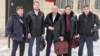 Адвокат Равиль Тугушев с коллегами перед заседанием суда, 31 января 2019 года