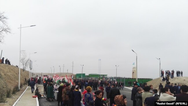 На таджикско-узбекской границе возобновили работу несколько КПП 