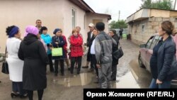 Астанадағы "Көктал" ықшам ауданының "Полянка" өндірістік кооперативіне қарасты саяжай тұрғындары үйлерін сүруге қарсылық танытып, жиналып. тұр. 24 шілде 2018 жыл.