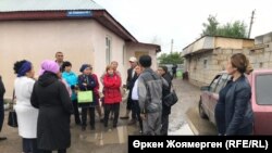 Жители производственного кооператива «Полянка» в микрорайоне Коктал протестуют против принудительного выселения. Астана, 24 июля 2018 года.