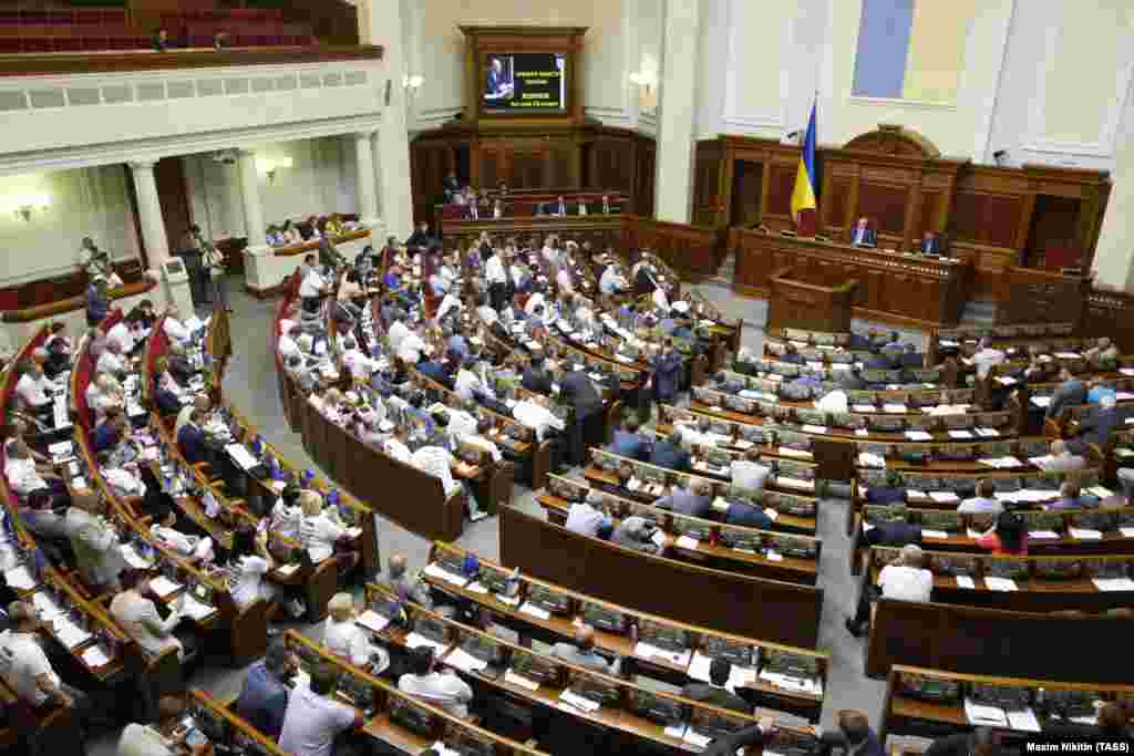 Президент Украины Петр Порошенко подписал указ о роспуске Верховной Рады. Новые выборы назначены на 26 октября. Он распорядился распустить парламент через несколько часов после телефонного разговора с президентом Европейского совета Херманом ван Ромпеем, посвященного кризису в Украине. В ходе переговоров украинский президент выразил озабоченность тем, что, по его словам, 25 августа в восточной части страны были размещены российские танки. 