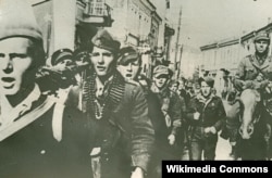 Партизаните ја ослободуваат Битола.