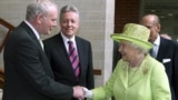 Regina Elisabeta a Marii Britanii și un fost comandant IRA dau mâna într-un gest simbolic de reconciliere, Lyric Theatre, Belfast, 27 iunie 2012
