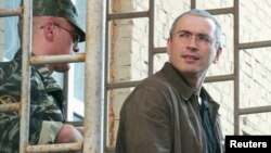 Михаил Ходорковский соттон чыгарылып баратат, Москва, 12-август, 2004-жыл