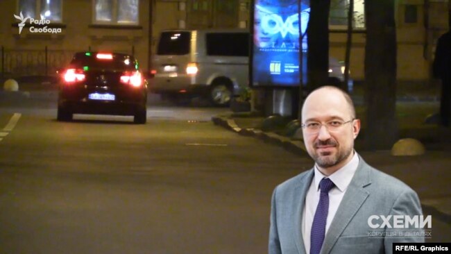 Також знімальній групі вдалося зафіксувати, що номерні знаки прикриття використовують прем’єр-міністр України Денис Шмигаль