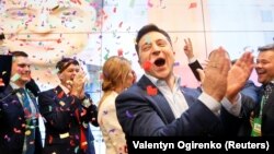 За даними національного екзит-полу, шоумен Володимир Зеленський перемагає у другому турі виборів президента України, набираючи 73,2% голосів виборців