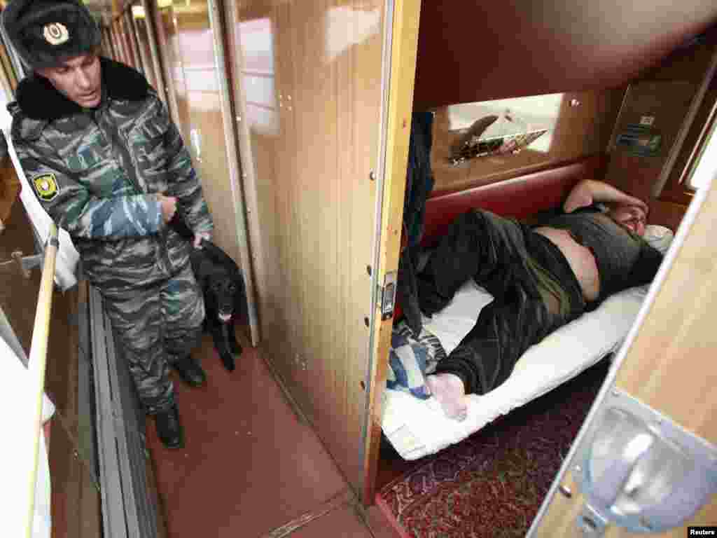 Rusija - Policija kontrolira željezničku stanicu u Krasnoyarsku,31.03.2010.