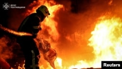 Гасіння пожежі на Полтавщині, що виникла внаслідок російського повітряного удару