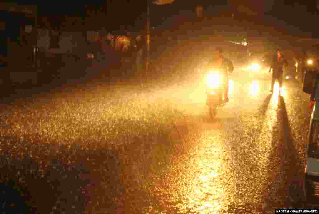 Monsoon rains in Hyderabad, Pakistan. (epa-EFE/Nadeem Khawer)&nbsp;