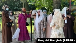 Ошто 2007-жылы ооруканада ВИЧ жуктуруп алган балдардын ата-энелердин акциясы. 10-июль, 2026-жыл.