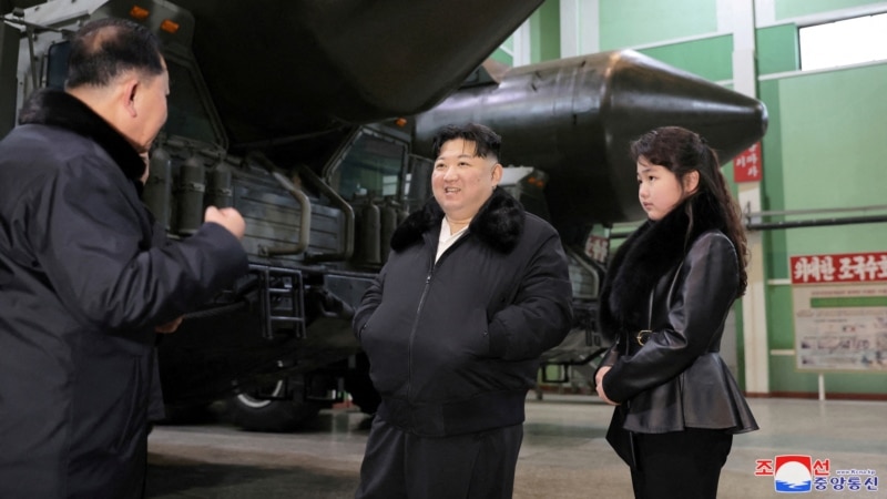 Лидер КНДР Ким Чен Ын вместе с дочерью посетил военный завод 