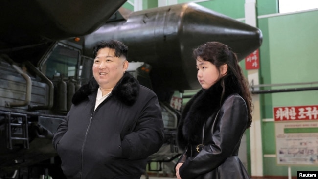Kim Jong Un dhe Kim Ju Ae vizitojnë një fabrikë prodhimi pajisjesh ushtarake më 5 janar 2024.