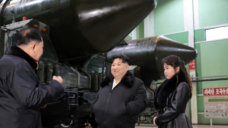 Түндүк Корея: Ким Чен Ын кызы менен аскердик заводду кыдырды 