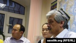 Андижонлик ҳуқуқ фаоли Усмон Баратов (биринчи планда) фарзандларининг милиция томонидан тутиб кетилишини ўз фаолияти билан боғламоқда. 