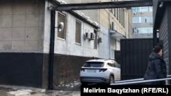 Алматы қалалық ішкі істер департаментінің уақытша ұстау изоляторы орналасқан ғимарат. Көрнекі сурет.