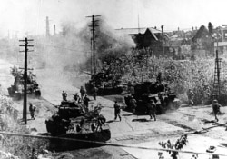 Севернокорейски войници с произведени в Съветския съюз танкове, преминават през Сеул през юни 1950 г., дни след началото на инвазията
