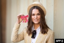  Кийра Найтли театралничи със своя Орден на Британската империя през 2018 година 