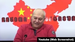 კადრი „მედია-კავშირ ობიექტივის“ გადაცემა „ჩინური პანორამიდან“, რომელიც ბადრი ნაჭყებიას მიჰყავს.