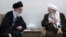 مهدوی کنی (راست)، رئیس مجلس خبرگان، در کنار آیت‌الله خامنه‌ای