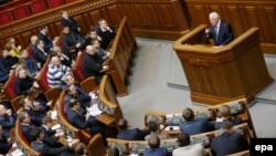 Former Ukrainian President Leonid Kravchuk (right) addressed lawmakers at an extraordinary session of the parliament in Kyiv on January 29.