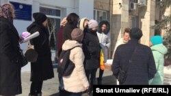  Parents of insulin-dependent children near the building of the regional health department. Uralsk, March 26, 2018.