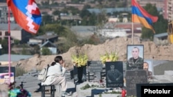 Armenia - A woman visits the graves of an Armenian soldier killed in the 2020 war in Nagorno-Karabakh and buried in the Yerablur Military Pantheon in Yerevan, September 27, 2021.