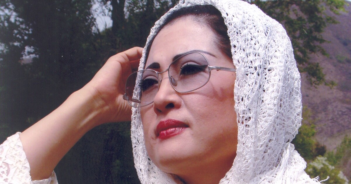 Тығыз трусиктердегі киска Жидек алып жатқан ер адамның есегін итеріп жібергені туралы порно көру