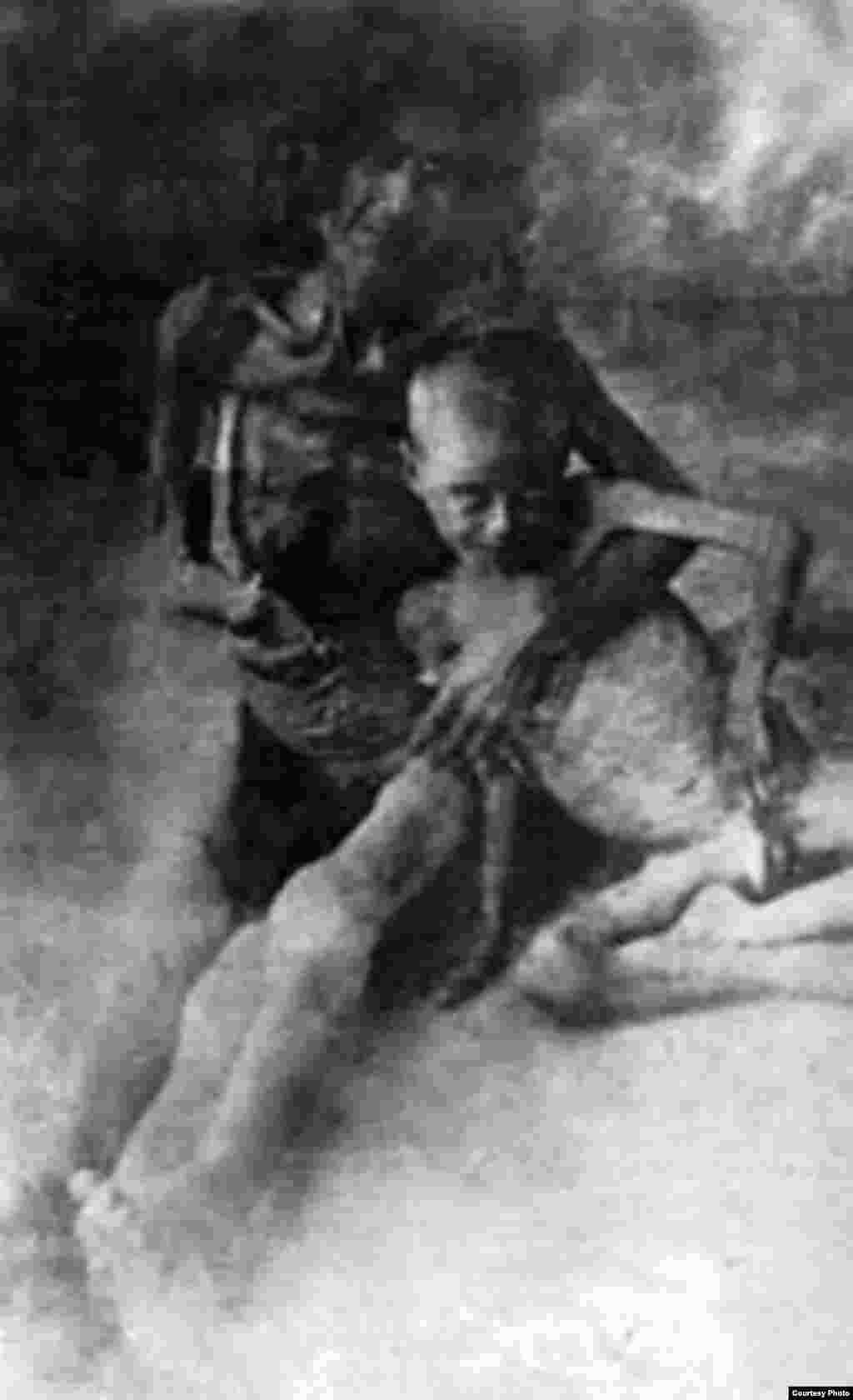 Starved Armenian woman with her son in Syrian desert, 1916