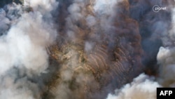 Imagine din satelit a fumului care se ridică din incendii la Pacific Palisades, California, la 8 ianuarie.