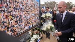 Ministrul de Externe francez Jean-Noel Barrot a vizitat luni memorialul din Kibbutz Reim, în sudul Israelului, unde militanții Hamas au ucis 350 de oameni la 7 octombrie 2023.