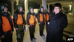 Udhëheqësi i Koresë Veriore, Kim Jong-Un me pilot të ushtrisë së vendit