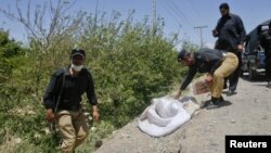 Polisiýa Halil Rasjed Deýliň jesediniň tapylan ýerinde derňew geçirýär, 29-njy aprel.