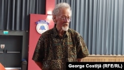 Larry B. Crowder, profesor de biologie marină la Stanford University și Duke University, a ținut pe 11 iunie 2025 o prelegere despre conservarea speciilor în oceane, Marea Neagră și Delta Dunării, la Liceul Internațional de Informatică București.